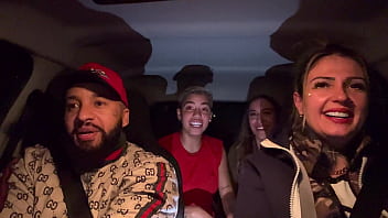 Uber mulher pega um casal de lésbica no aeroporto de guarulhos e acabam fazendo a maior putaria dentro do carro todos se chupando e se melando