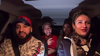 Uber mulher pega um casal de lésbica no aeroporto de guarulhos e acabam fazendo a maior putaria dentro do carro todos se chupando e se melando