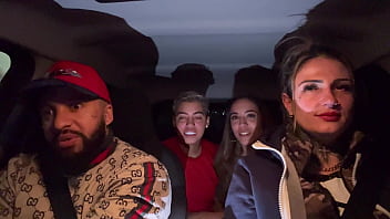 Uber mulher pega um casal de lésbica no aeroporto de guarulhos e acabam fazendo a maior putaria dentro do carro todos se chupando e se melando