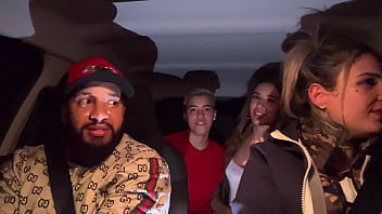 Uber mulher pega um casal de lésbica no aeroporto de guarulhos e acabam fazendo a maior putaria dentro do carro todos se chupando e se melando