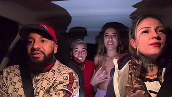 Uber mulher pega um casal de lésbica no aeroporto de guarulhos e acabam fazendo a maior putaria dentro do carro todos se chupando e se melando