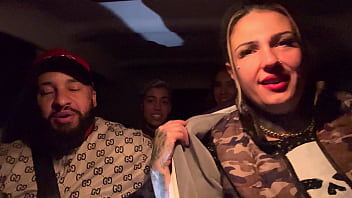 Uber mulher pega um casal de lésbica no aeroporto de guarulhos e acabam fazendo a maior putaria dentro do carro todos se chupando e se melando