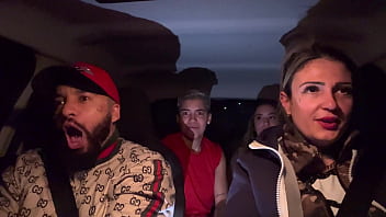 Uber mulher pega um casal de lésbica no aeroporto de guarulhos e acabam fazendo a maior putaria dentro do carro todos se chupando e se melando