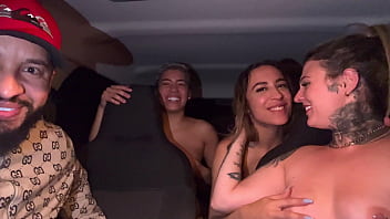 Uber mulher pega um casal de lésbica no aeroporto de guarulhos e acabam fazendo a maior putaria dentro do carro todos se chupando e se melando