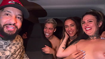 Uber mulher pega um casal de lésbica no aeroporto de guarulhos e acabam fazendo a maior putaria dentro do carro todos se chupando e se melando