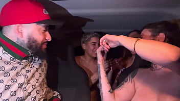 Uber mulher pega um casal de lésbica no aeroporto de guarulhos e acabam fazendo a maior putaria dentro do carro todos se chupando e se melando