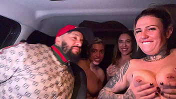 Uber mulher pega um casal de lésbica no aeroporto de guarulhos e acabam fazendo a maior putaria dentro do carro todos se chupando e se melando Uber mulher pega um casal de lésbica no aeroporto de guarulhos e acabam fazendo a maior putaria dentro do carro todos se chupando e se melando