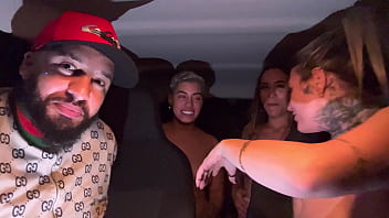 Uber mulher pega um casal de lésbica no aeroporto de guarulhos e acabam fazendo a maior putaria dentro do carro todos se chupando e se melando