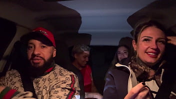 Uber mulher pega um casal de lésbica no aeroporto de guarulhos e acabam fazendo a maior putaria dentro do carro todos se chupando e se melando