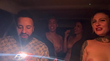 Uber mulher pega um casal de lésbica no aeroporto de guarulhos e acabam fazendo a maior putaria dentro do carro todos se chupando e se melando