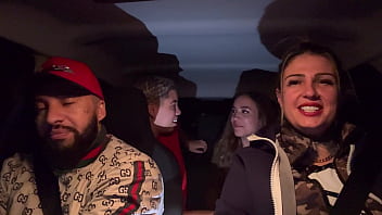 Uber mulher pega um casal de lésbica no aeroporto de guarulhos e acabam fazendo a maior putaria dentro do carro todos se chupando e se melando