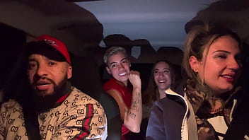 Uber mulher pega um casal de lésbica no aeroporto de guarulhos e acabam fazendo a maior putaria dentro do carro todos se chupando e se melando