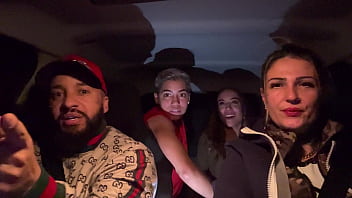 Uber mulher pega um casal de lésbica no aeroporto de guarulhos e acabam fazendo a maior putaria dentro do carro todos se chupando e se melando Uber mulher pega um casal de lésbica no aeroporto de guarulhos e acabam fazendo a maior putaria dentro do carro todos se chupando e se melando