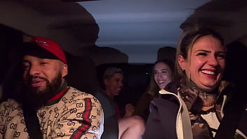 Uber mulher pega um casal de lésbica no aeroporto de guarulhos e acabam fazendo a maior putaria dentro do carro todos se chupando e se melando