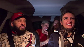 Uber mulher pega um casal de lésbica no aeroporto de guarulhos e acabam fazendo a maior putaria dentro do carro todos se chupando e se melando