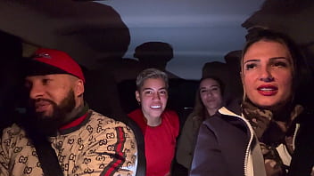 Uber Mulher Pega Um Casal De Lésbica No Aeroporto De Guarulhos E Acabam Fazendo A Maior Putaria Dentro Do Carro Todos Se Chupando E Se Melando thumbnail