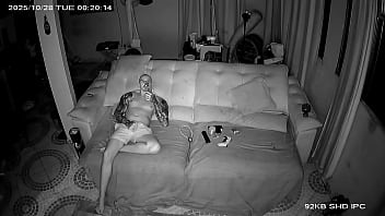 Câmera de segurança flagra enteada dando pro padrasto