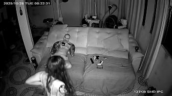 Câmera de segurança flagra enteada dando pro padrasto