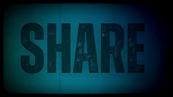 Metendo um pouco no cuzinho e um pouco na bucetinha quente dessa safada