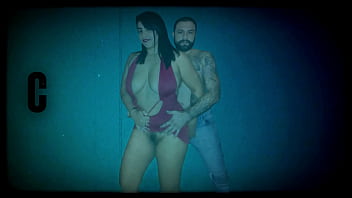 Metendo um pouco no cuzinho e um pouco na bucetinha quente dessa safada