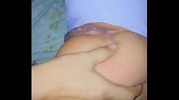 Colegiala inocente tiene ganas de follar mientras sus padres duermen al lado casi nos ven