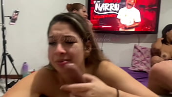 Duas putinhas safadas se engasgando nas pirocas no show ao vivo