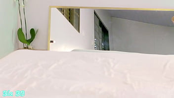 Sou novinha mas sei como chupar uma rola adoro