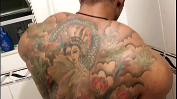 Milf espionou o banho do vizinho e não resisti e cai de boca no pau