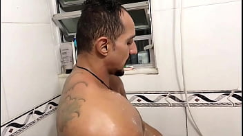 Milf espionou o banho do vizinho e não resisti e cai de boca no pau