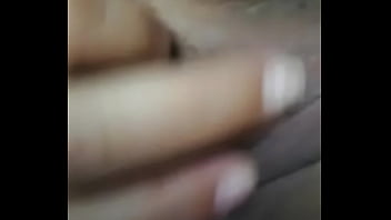 Linda rubia se masturba esperando ser penetrada