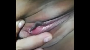 Linda rubia se masturba esperando ser penetrada