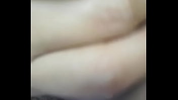 Linda rubia se masturba esperando ser penetrada