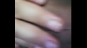 Linda rubia se masturba esperando ser penetrada