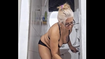 Vem socar a rola na minha buceta enquanto eu passo massa na parede