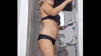 Vem socar a rola na minha buceta enquanto eu passo massa na parede