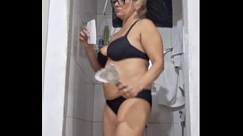 Vem socar a rola na minha buceta enquanto eu passo massa na parede