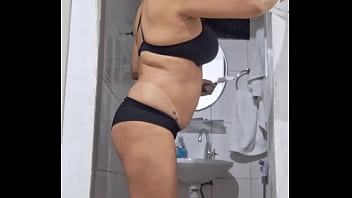 Vem socar a rola na minha buceta enquanto eu passo massa na parede