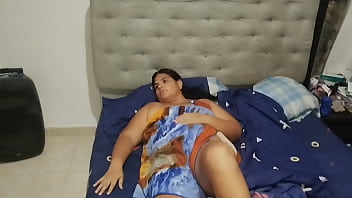 Viejo Asqueroso Se Aprovecha De La Inocencia De Su Hijastra Y Termina Cogiéndola En El Baño Mientras Están Solos En Casa thumbnail