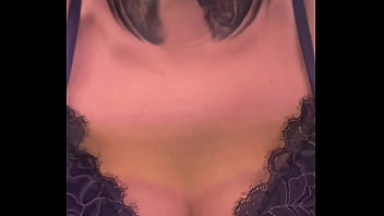 Fiquei com muito tesão na academia treinando que acabei indo pro banheiro manjar e gozar gostoso