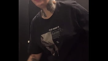 Fiquei com muito tesão na academia treinando que acabei indo pro banheiro manjar e gozar gostoso