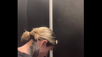 Fiquei com muito tesão na academia treinando que acabei indo pro banheiro manjar e gozar gostoso