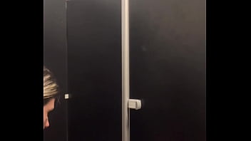 Fiquei com muito tesão na academia treinando que acabei indo pro banheiro manjar e gozar gostoso Fiquei com muito tesão na academia treinando que acabei indo pro banheiro manjar e gozar gostoso