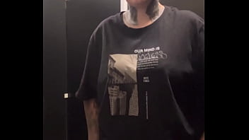 Fiquei com muito tesão na academia treinando que acabei indo pro banheiro manjar e gozar gostoso