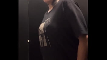 Fiquei com muito tesão na academia treinando que acabei indo pro banheiro manjar e gozar gostoso