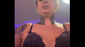 Fiquei com muito tesão na academia treinando que acabei indo pro banheiro manjar e gozar gostoso