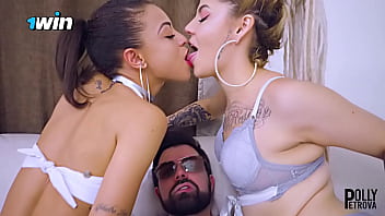Polly petrova se divertindo em menage