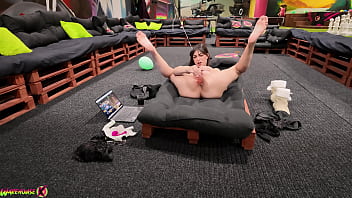 French babe on webcam fucks herself with a dildo