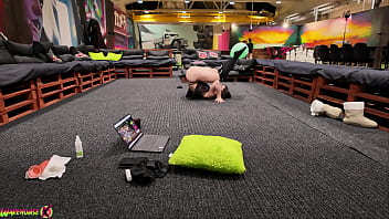 French babe on webcam fucks herself with a dildo