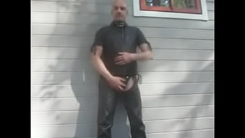 Kinky gay juha masturbates