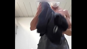Désabillage Et Exhib Dans Les Vestiaires De La Salle De Sport thumbnail